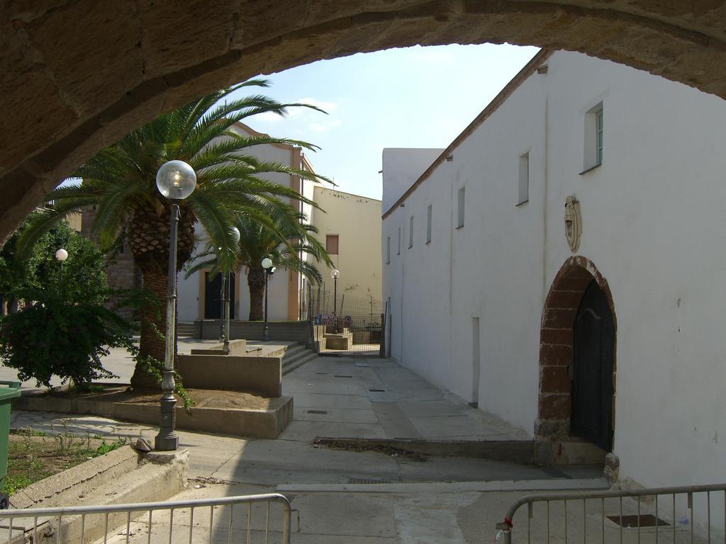 B&B Domus Oriens - Monolocale Indipendente In Villa Portoscuso Εξωτερικό φωτογραφία